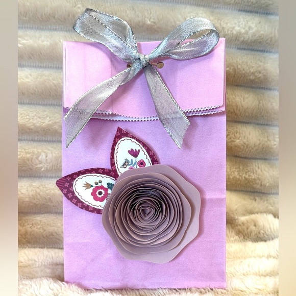 Hand Crafted Valentine’s Day Gift Set Cupcake Socks & Beaded Pen W/ Gift Bag - Picture 4 of 10